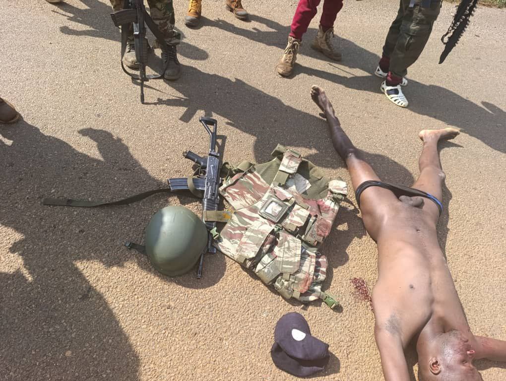 Bulu-abattu-et-bangala-expose-2 Un milicien bulu de Biya castré en Ambazonie